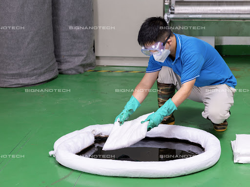 Nhân viên sử dụng phao quây thấm dầu N-Fiber để ngăn chặn sự cố tràn dầu